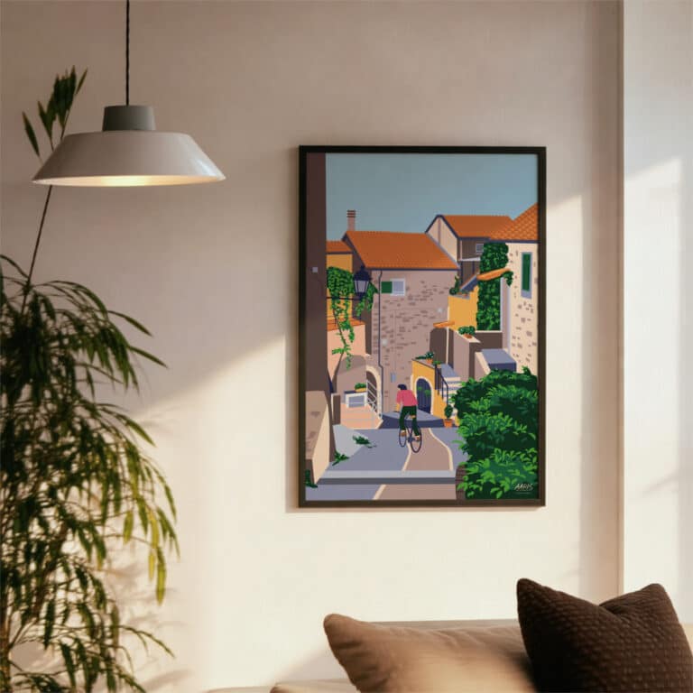 Hjem Grafisk farverig Italien plakat af en hyggelig lille landsby ved navn Castellaro. En mand kommer cyklende ned af en autentisk gyde. Dansk design af Mathias Aaris.