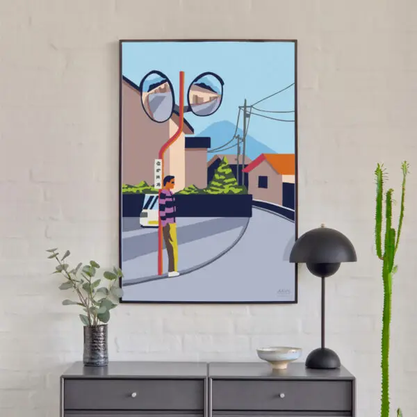 Farverig grafisk japansk plakat af en gade i byen Fujikawaguchiko, hvor en mand står opad et trafiskspejl med det berømte Mount Fuji i baggrunden. Dansk design af Aaris Studio.