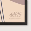 Nederste højre hjørne af plakaten Nara. Den viser Aaris Studios logo og koordinater.