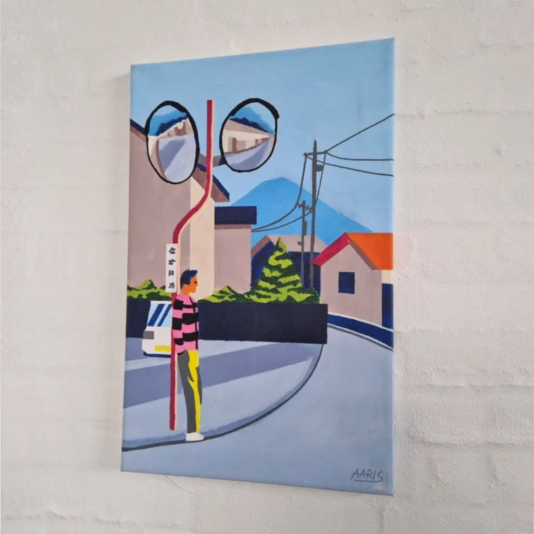 Hjem Maleriet Fuji af kunstner Mathias Aaris. En mand står på en gade i Fujikawaguchiko med Mount Fuji i baggrunden.