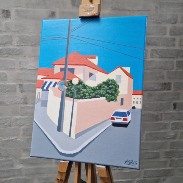 Maleriet Sintra af kunstner Mathias Aaris. En rolig gade i Portugal med gadespejl og parkeret bil.