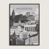 Farverig grafisk plakat af Horsens. De mest kendte vartegn og bygninger fra Horsens samlet i en byplakat. Dansk design af Aaris Studio.